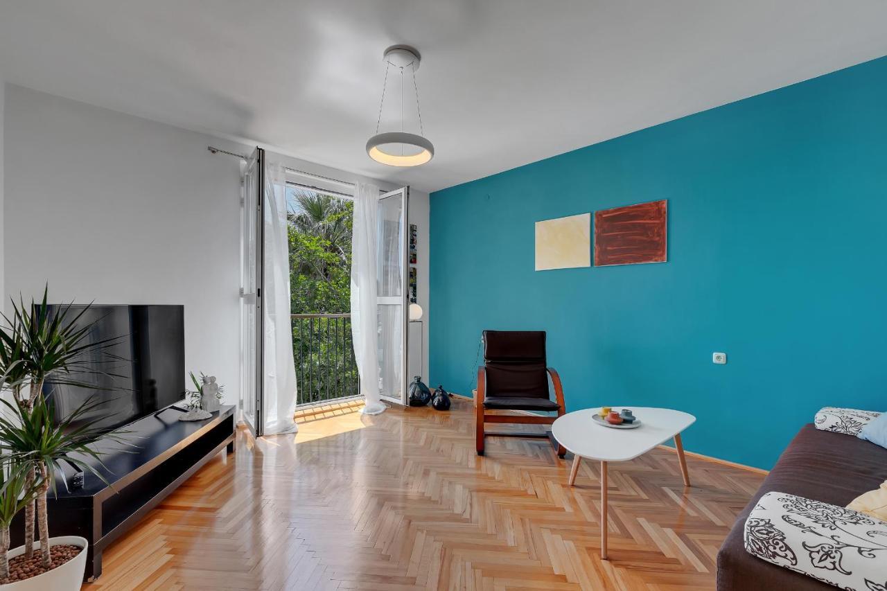 Anika Apartma *