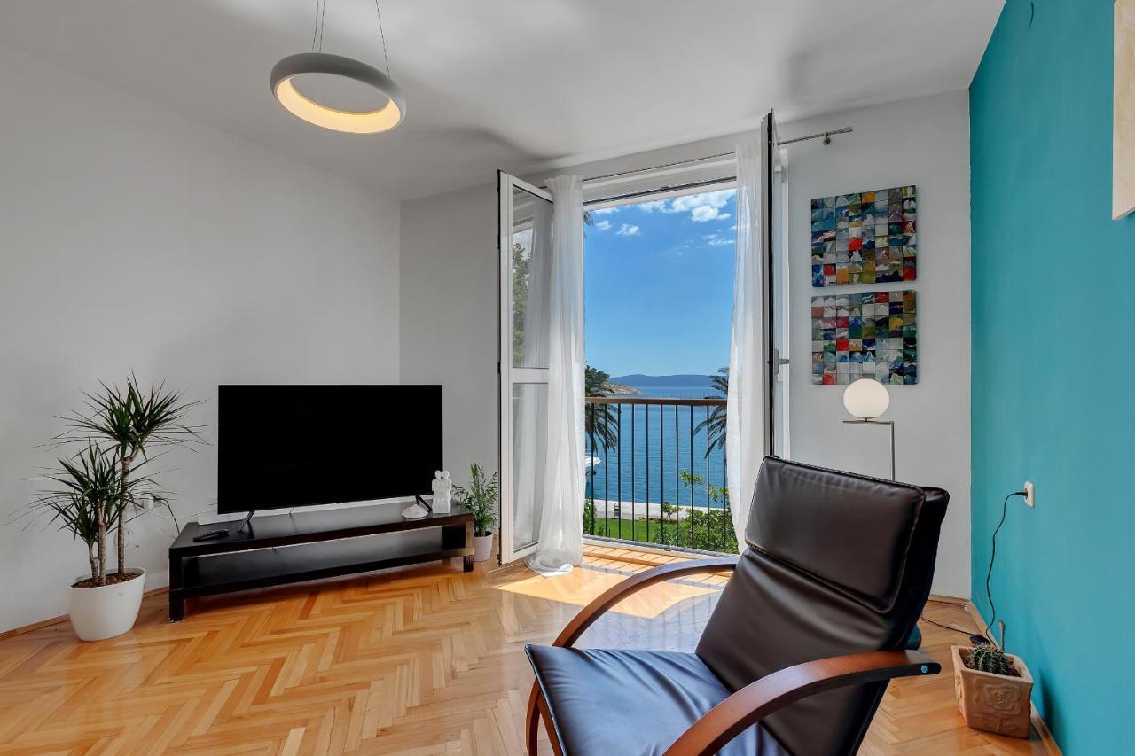 Anika Apartma *
