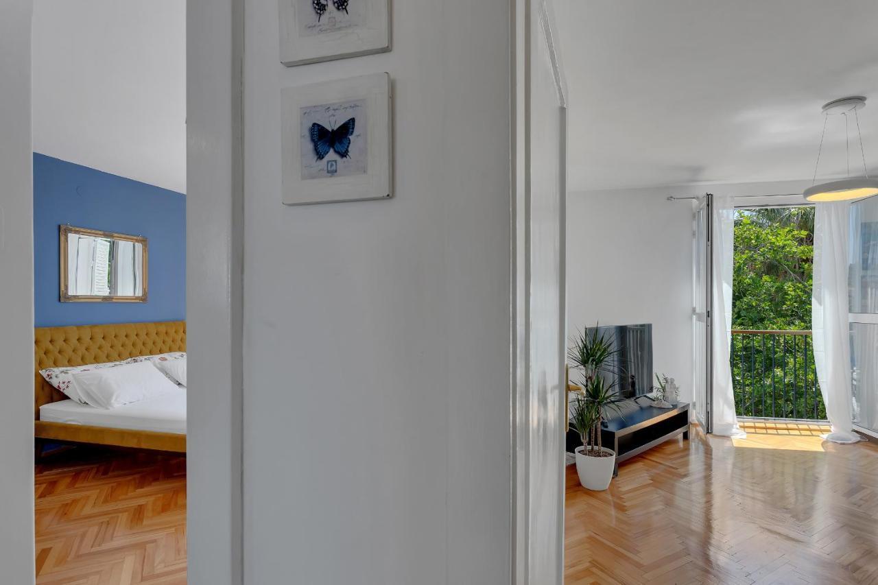 Anika Apartma *