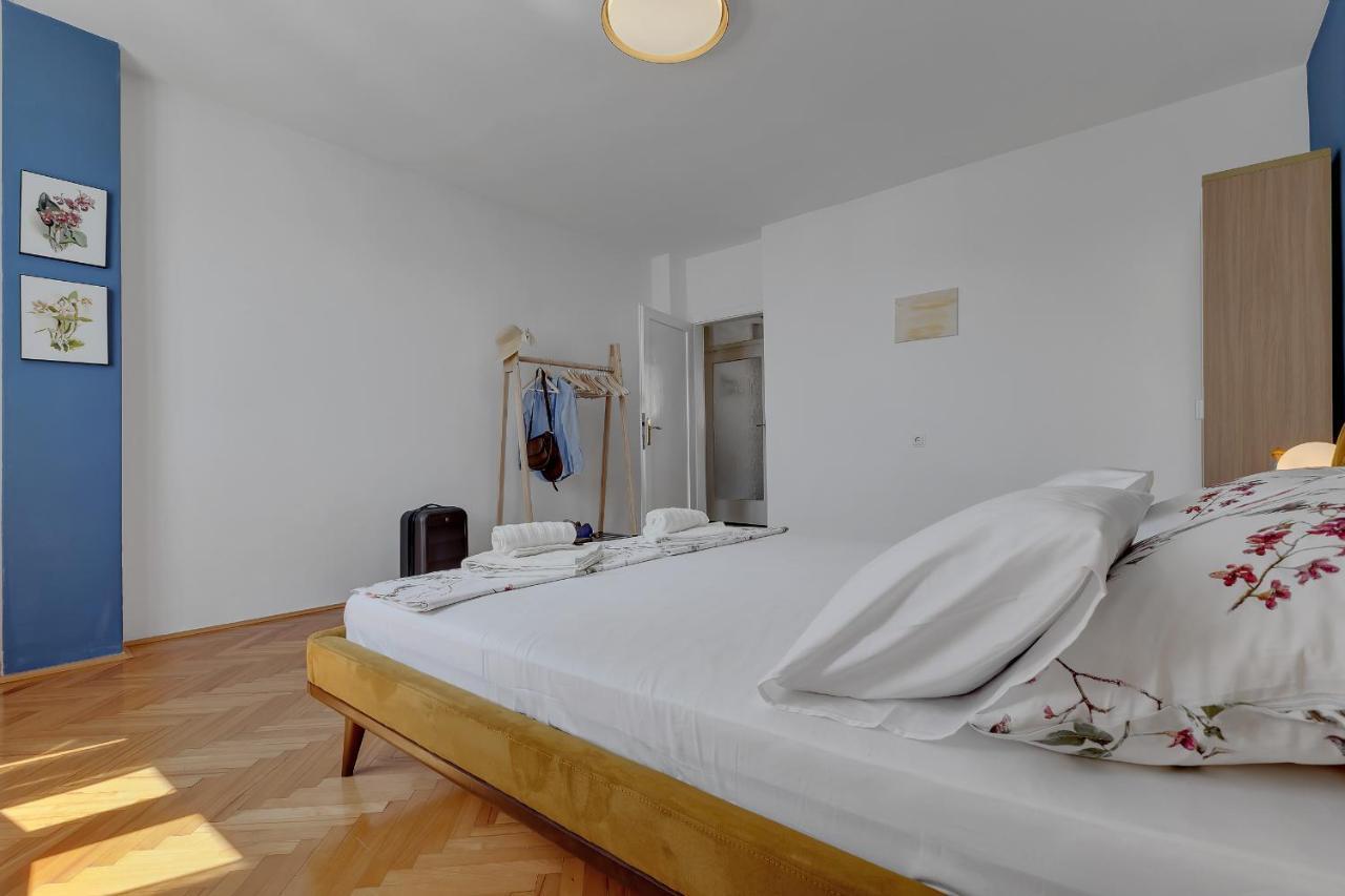 Anika Apartma *